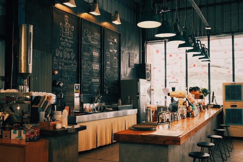 Lối đi bên trong quầy bar cần đủ rộng để nhân viên di chuyển, tránh nhau và bưng bê đồ uống an toàn, đặc biệt trong giờ cao điểm