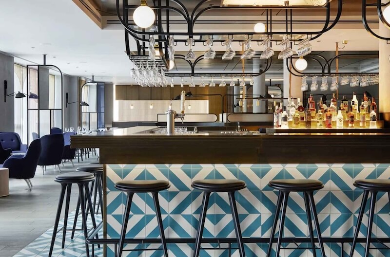 Quầy bar Modern Luxury thường được đặt tại vị trí trung tâm để thu hút ánh nhìn và gia tăng trải nghiệm khách hàng