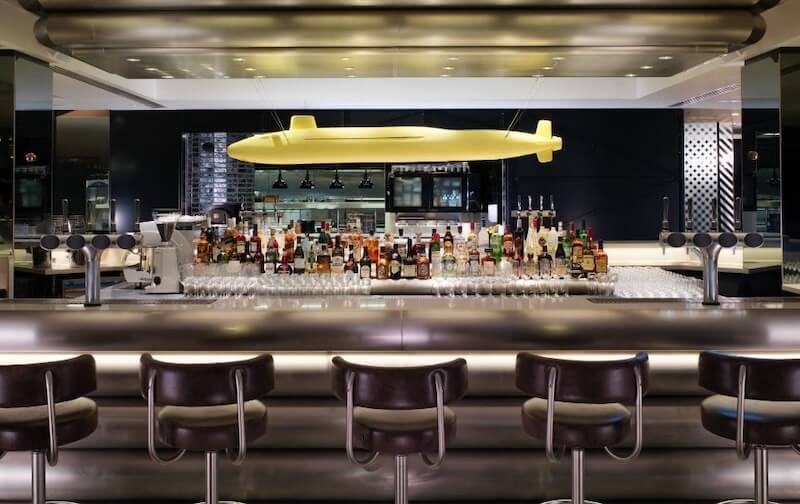 Sự kết hợp giữa ánh sáng, vật liệu và bố cục không gian giúp quầy bar trở thành điểm nhấn nổi bật của nhà hàng