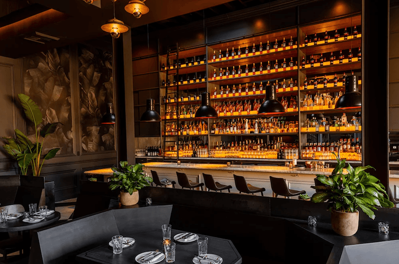 Thiết kế backbar hợp lý giúp trưng bày rượu đẹp mắt, tạo điểm nhấn sang trọng, nâng cao hình ảnh thương hiệu và kích thích khách hàng gọi thêm đồ uống