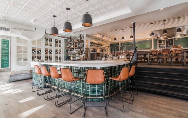 Quầy bar hình chữ L và chữ U phù hợp với nhà hàng có diện tích vừa và lớn, giúp mở rộng khu vực phục vụ, tăng khả năng kết nối với sảnh và tối ưu vận hành