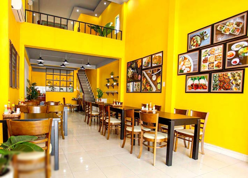 Với quán ăn bình dân, khách hàng thường đánh giá chất lượng thông qua cảm nhận thị giác trước khi thưởng thức món ăn (Nguồn: Internet)
