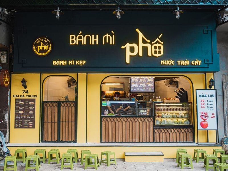 Đối với quán ăn phục vụ khách vãng lai, bảng hiệu không chỉ có vai trò nhận diện thương hiệu mà còn là "người bán hàng" đầu tiên (Nguồn: Internet)