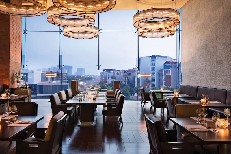 Thiết kế kịch bản ánh sáng giúp dẫn dắt cảm xúc, làm nổi bật món ăn, tạo chiều sâu không gian và tăng trải nghiệm thị giác cho thực khách
