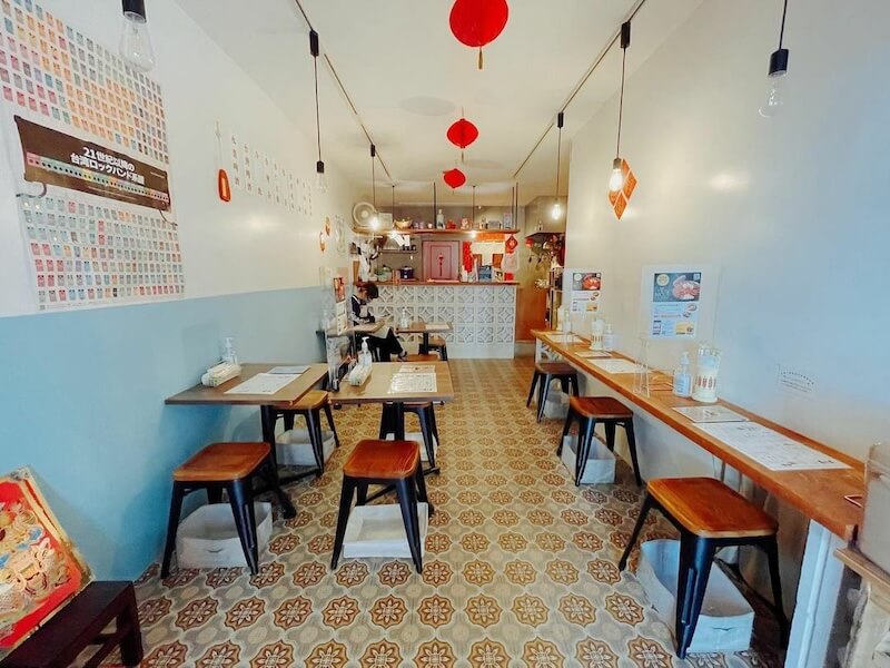 Khổ kính lớn giúp đón trọn ánh sáng tự nhiên giúp mở rộng chiều sâu thị giác và tạo cảm giác không gian quán ăn rộng rãi, thoáng mát hơn