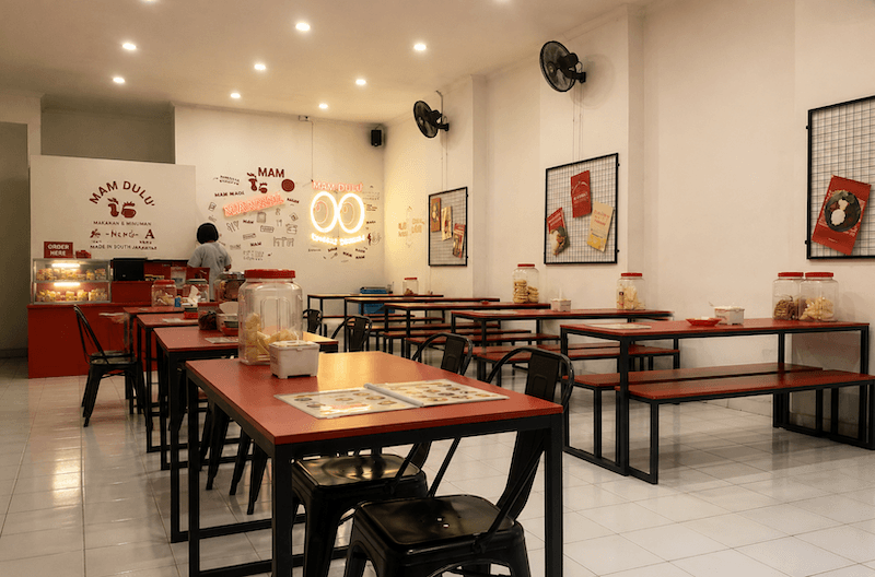 Sự kết hợp giữa gam màu tường ấm và hệ thống đèn trần vàng nhẹ giúp tôn lên màu sắc hấp dẫn của món ăn, tạo cảm giác gần gũi cho thực khách