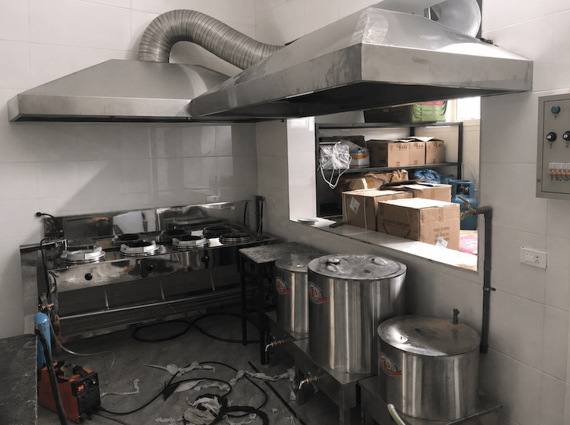 Hệ thống chụp hút mùi inox tại khu chế biến giúp gom khói và khử mùi hiệu quả ngay tại nguồn