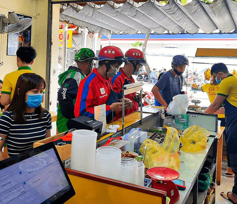 Thiết kế bàn ghế rời gọn nhẹ giúp linh hoạt điều chỉnh chỗ ngồi theo nhu cầu thực tế và tiết kiệm thời gian quét dọn, sắp xếp không gian