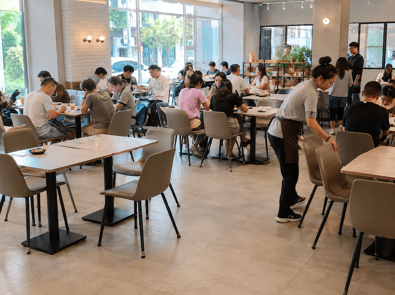 Bố trí quầy thanh toán ở vị trí bao quát toàn bộ không gian giúp nhân viên dễ dàng quan sát và hỗ trợ khách tính tiền nhanh chóng trước khi rời đi