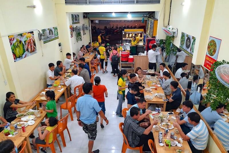 Bố trí menu, hộp đũa muỗng và khay gia vị cố định ngay tại từng bàn giúp khách hàng chủ động chọn món, giảm tải việc phục vụ vào giờ cao điểm