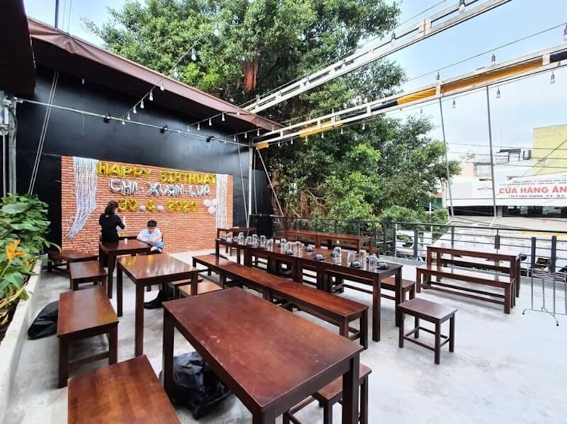 Quán bia hơi, hải sản sử dụng mái bạt xếp linh hoạt, tạo không gian thoáng rộng, đón gió tự nhiên và phục vụ thực khách thoải mái trong mọi thời tiết