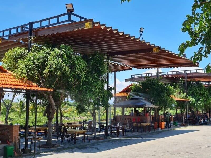Không gian mở kết hợp mái bạt xếp tạo bầu không khí sôi động, phù hợp cho những buổi tụ họp đông người thưởng thức bia hơi và hải sản