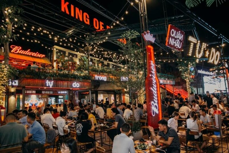 Quán hải sản mái bạt xếp tận dụng tối đa gió trời, giảm cảm giác nóng bức, giúp thực khách thưởng thức bữa ăn trong không gian dễ chịu hơn
