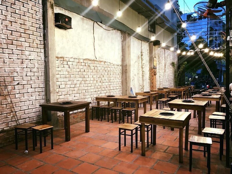 Thiết kế tận dụng vật liệu nguyên bản như bê tông, thép và gỗ, hạn chế chi phí hoàn thiện nhưng vẫn tạo vẻ đẹp ấn tượng, hiện đại