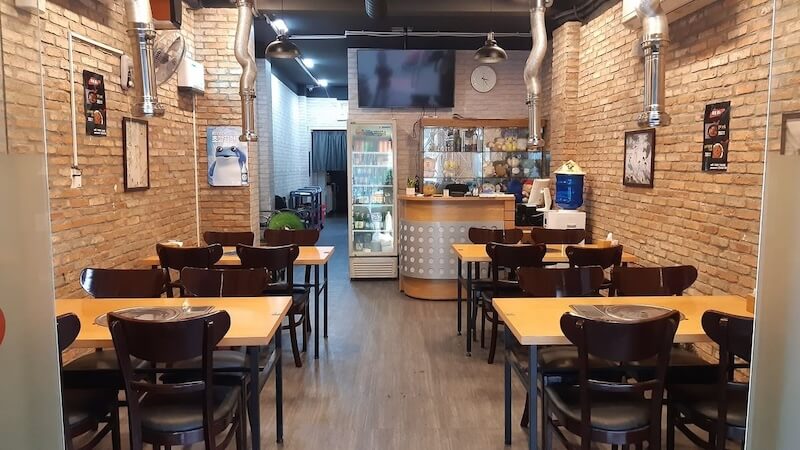 Các chi tiết trang trí tối giản cùng vật liệu thô tạo nên vẻ đẹp phóng khoáng, giúp quán nổi bật mà không cần đầu tư nội thất đắt tiền