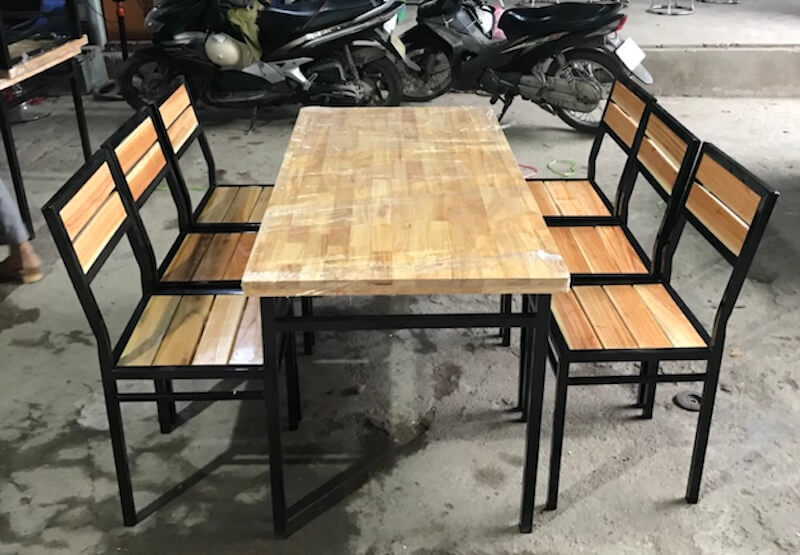 Bàn ghế khung sắt sơn tĩnh điện có độ bền cao, chịu tải tốt, chống gỉ, dễ vệ sinh và phù hợp với tần suất sử dụng liên tục của quán nhậu bình dân